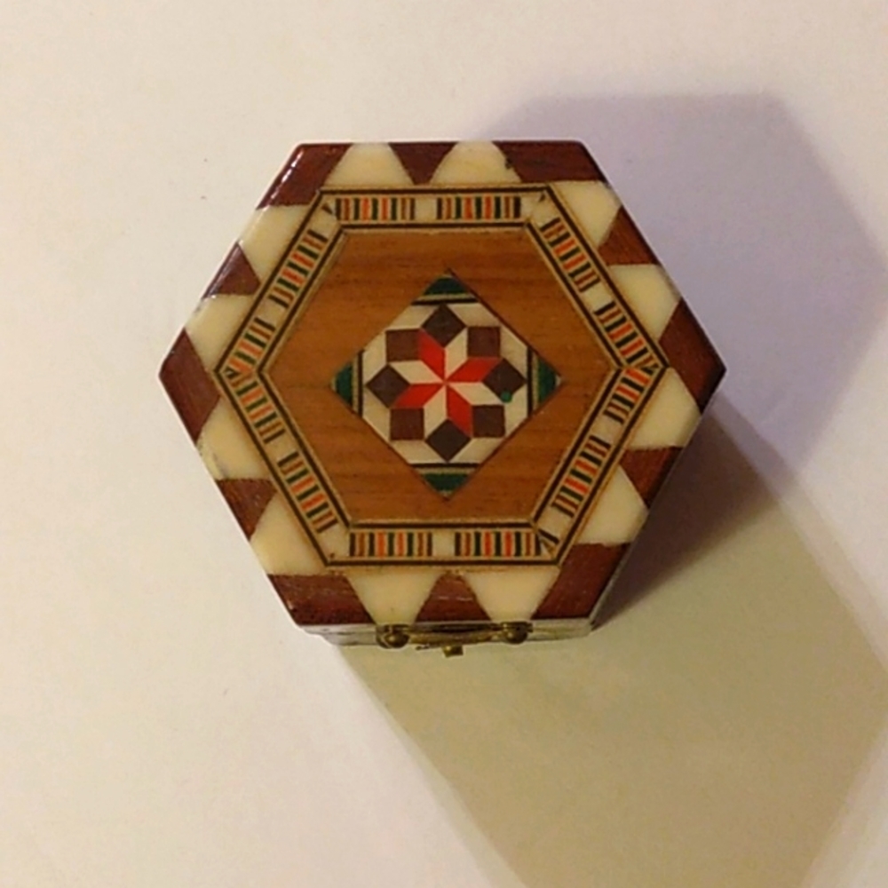 Lacquered trinket box with hinge